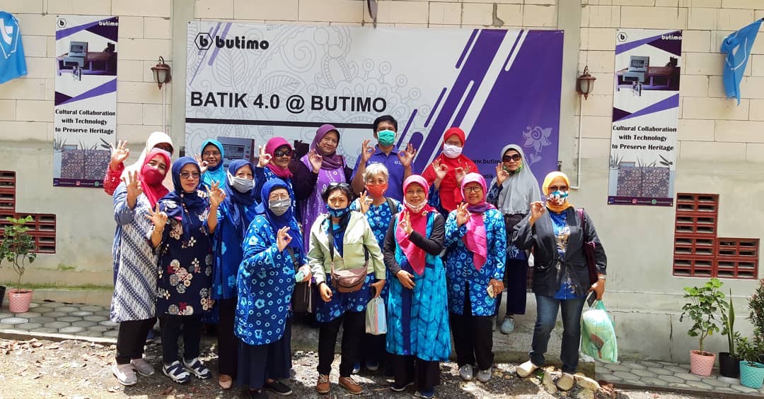 Visit from the women of the Sidoluhur batik group / Pendopo Kencono, Gunung Ketur, Pakualaman
