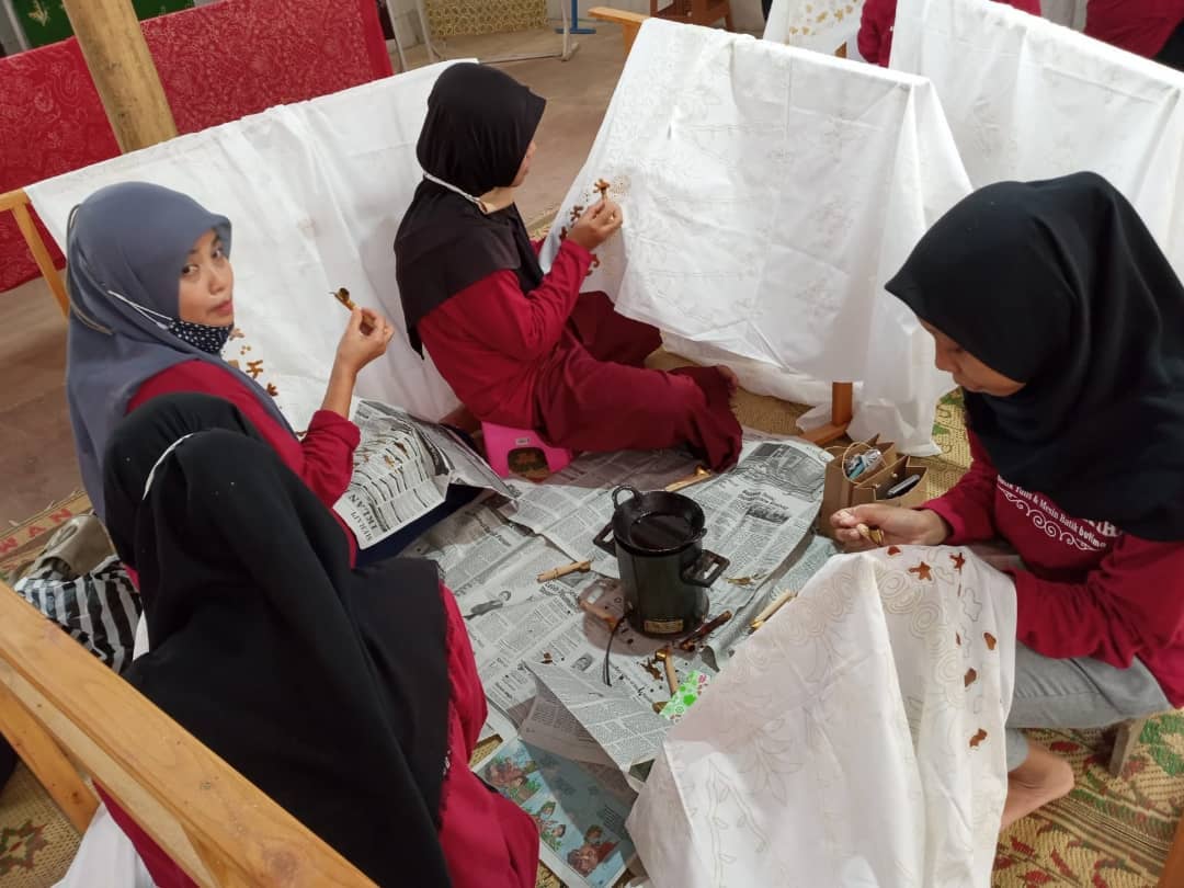 Training on written batik and written batik machines 16 October 2021