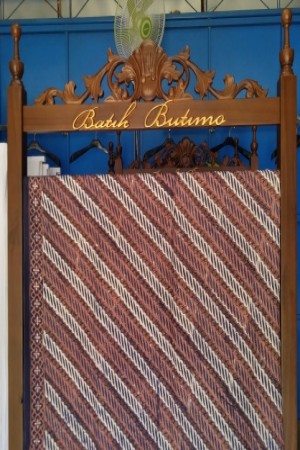 Parang Cap Batik Fabric (Brown)